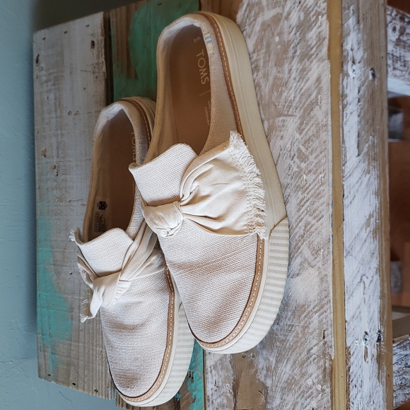 TOMS women sandal. Cream with bow. Size W8 - Picture 2 of 4